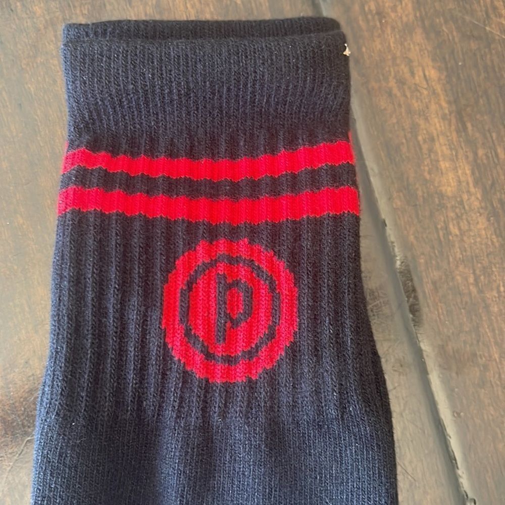 Brand New ⚡️ Pure Barre Kai Crew Socks Black/Red Circle P - Picture 2 of 3